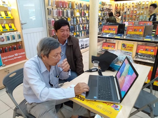 ANH LÊ TẤN LỰC ĐƯỢC TẶNG MÁY LAPTOP ANH LÊ TẤN LỰC ĐƯỢC TẶNG MÁY LAPTOP