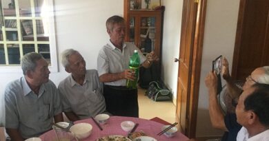 CHUYỆN NHẬU Ở CHỢ LÁCH CHUYỆN NHẬU Ở CHỢ LÁCH